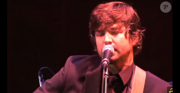 Cédric O'Heix de Nouvelle Star chante en live son nouveau single : Attendez