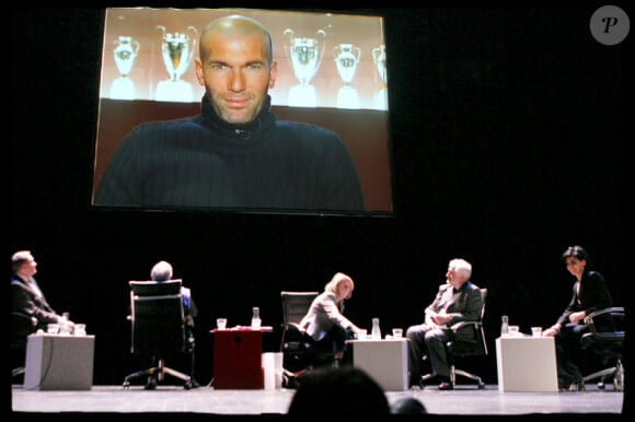 Zinedine Zidane au Théâtre du Rond-Point, à Paris,lors de son événement "Les états généraux de l'emploi des jeunes en Europe". 7/12/2010