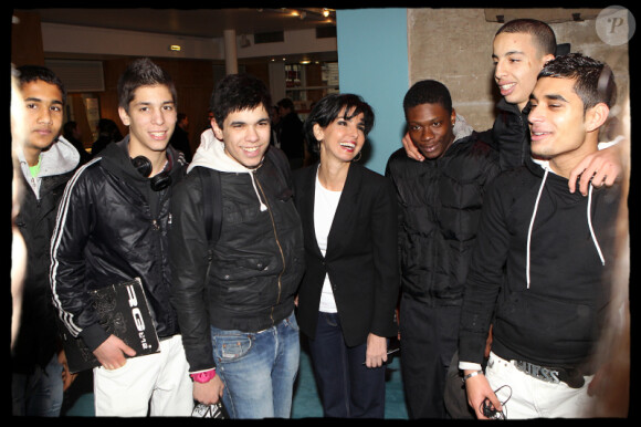 Rachida et les jeunes au Théâtre du Rond-Point, à Paris, lors de son événement "Les états généraux de l'emploi des jeunes en Europe". 7/12/2010
