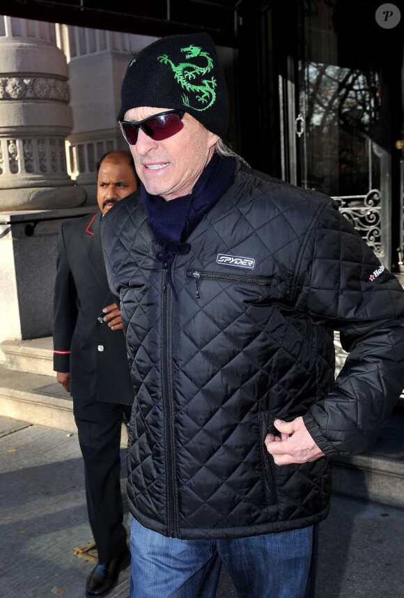 Michael Douglas à New York avec son bonnet dragon le 9 décembre 2010 : il combat au mieux son cancer de la gorge