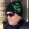 Michael Douglas à New York avec son bonnet dragon le 9 décembre 2010 : il combat au mieux son cancer de la gorge