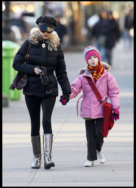 Catherine Zeta-Jones avec sa fille Carys à New York le 8 décembre 2010