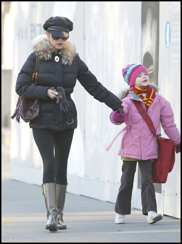 Catherine Zeta-Jones avec sa fille Carys à New York le 8 décembre 2010