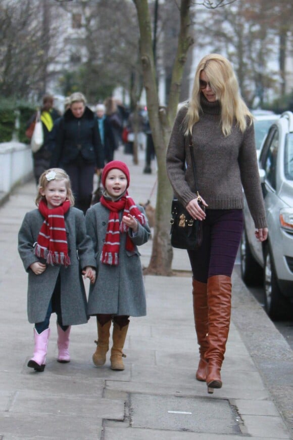 Claudia Schiffer et sa fille Clementine avec une copine. Dans les rues de Londres le 10 décembre 2010 et avec ses cuissardes camel !