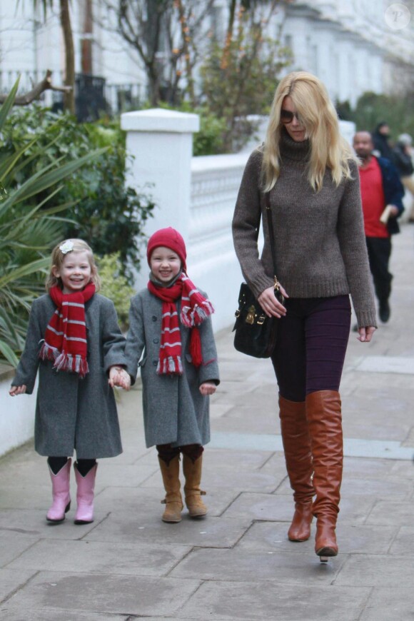 Claudia Schiffer et sa fille Clementine avec une copine. Dans les rues de Londres le 10 décembre 2010 et avec ses cuissardes camel !