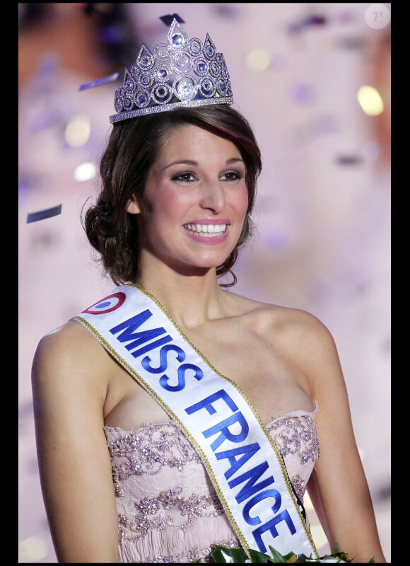 Laury Thilleman, Miss France 2011, a finalement pu assister aux funérailles de sa grand-mère