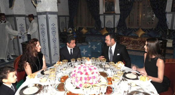 Nicolas Sarkozy et Carla Bruni à la table du roi du Maroc, le 27 décembre 2009.