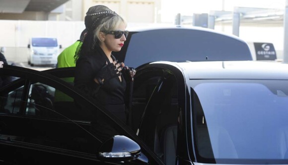 Lady Gaga arrive à l'aéroport de Barcelone, le 12 décembre 2010