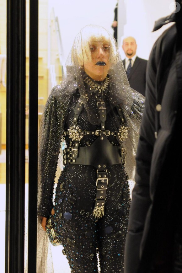 Lady Gaga fait du shopping à Milan, le 3 décembre 2010