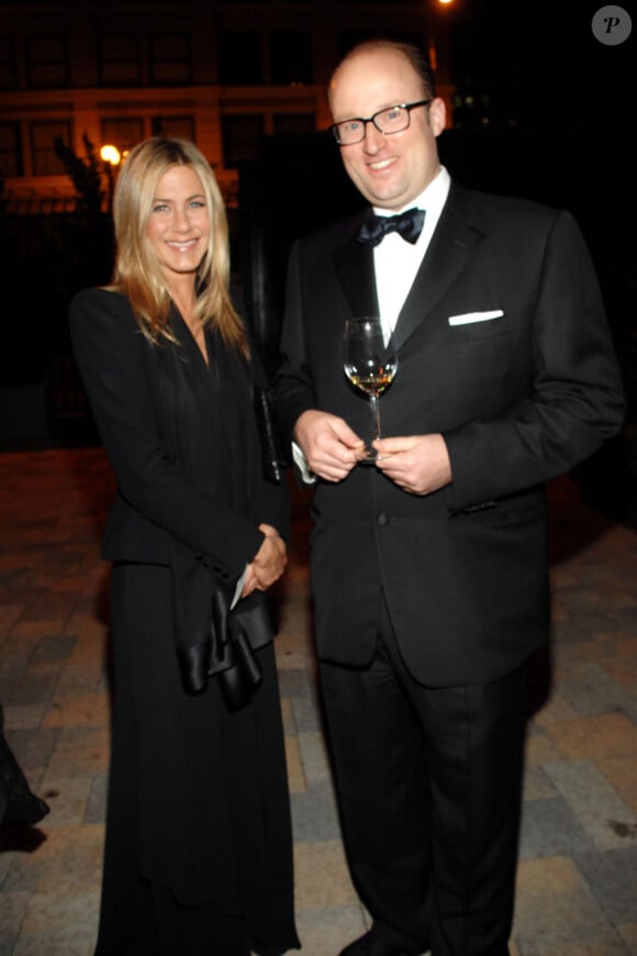 Jennifer Aniston lors du dîner célébrant les 75 ans de l'acquisition de Château Haut-Brion par Clarence Dillon le 8décembre 2010 à Los Angeles, en compagnie du prince Robert de Luxembourg