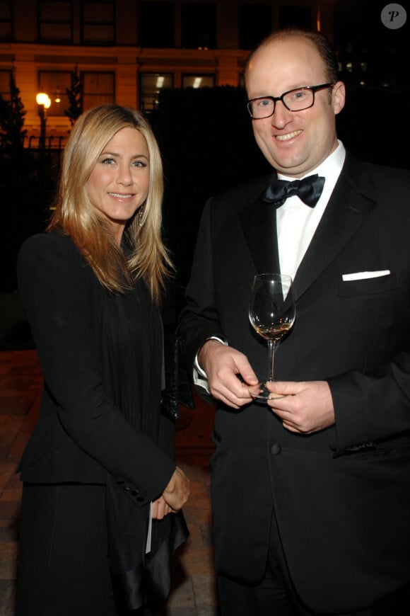 Jennifer Aniston lors du dîner célébrant les 75 ans de l'acquisition de Château Haut-Brion par Clarence Dillon le 8 décembre 2010 à Los Angeles, en compagnie du prince Robert de Luxembourg