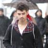 Joe Jonas (Jonas Brothers) finit son shopping de Noël en compagnie d'un ami, lundi 20 décembre à New York.