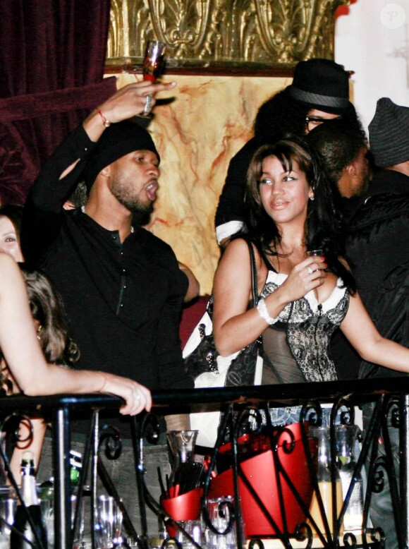 Usher en train de draguer lors de l'after party de son concert à Boston, le 21 décembre 2010