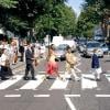 La pop star Jamelia traverse la célèbre passage d'Abbey road, en juillet 2004