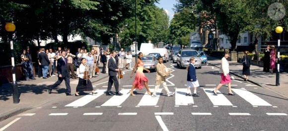La pop star Jamelia traverse la célèbre passage d'Abbey road, en juillet 2004