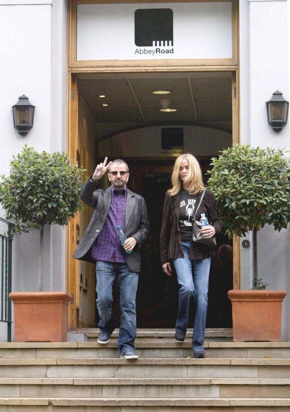 Ringo Starr et son épouse Barbara Bach sortant des studios Abbey Road, mai 2005