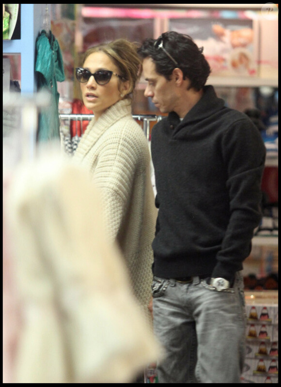 Jennifer Lopez et Marc Anthony font du shopping chez Kitson Kids sur Robertson Boulevard à Hollywood le 22 décembre 2010