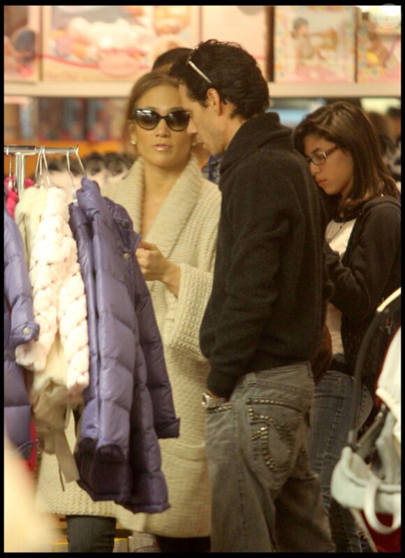 Jennifer Lopez et Marc Anthony font du shopping chez Kitson Kids sur Robertson Boulevard à Hollywood le 22 décembre 2010