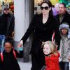 Angelina Jolie, en décembre 2010, avec ses enfants Pax, Maddox, Zahara et Shiloh. New York