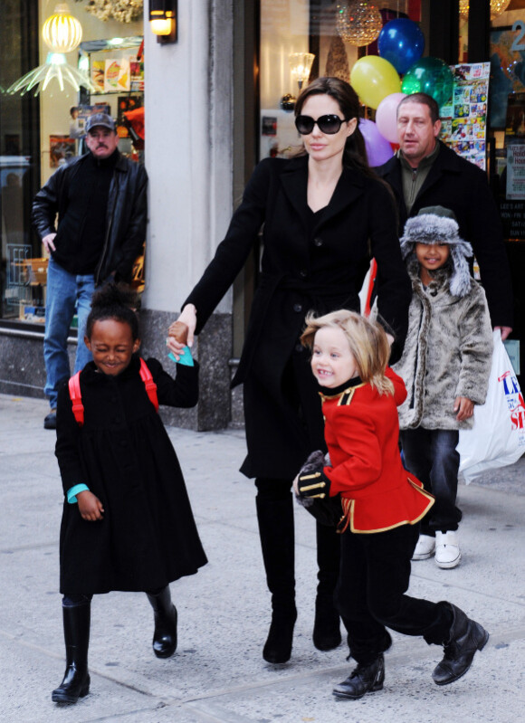 Angelina Jolie, en décembre 2010, avec ses enfants Pax, Maddox, Zahara et Shiloh. New York