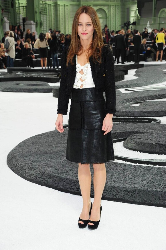Vanessa Paradis en tenue Chanel fait toujours carton plein. Bravo pour la micro-veste contrastée par la jupe mi-longue trapèze.