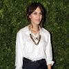 Alexa Chung de nuit reste impeccable et n'est jamais too much. Jamais trop girly, elle a une parfaite maîtrise du style