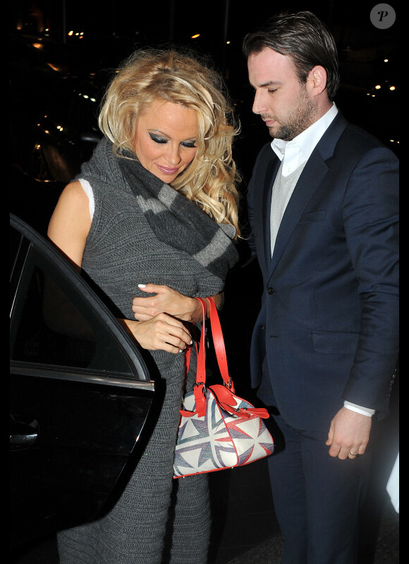 Pamela Anderson, attendue par ses fans hystériques à la sortie de son hôtel à Liverpool en fin décembre 2010