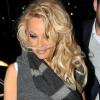 Pamela Anderson, attendue par ses fans hystériques à la sortie de son hôtel à Liverpool en fin décembre 2010