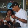 Barack Obama à Hawaï le 3 janvier 2011 chez son marchand de glaces préféré et entouré de ses filles Sasha et Malia