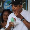 Barack Obama à Hawaï le 3 janvier 2011 chez son marchand de glaces préféré et entouré de ses filles Sasha et Malia