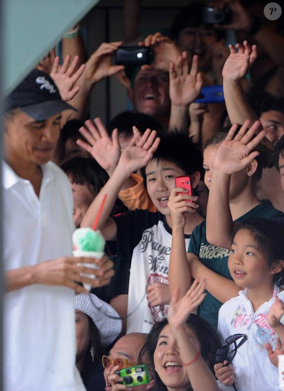 Barack Obama à Hawai le 3 janvier chez son marchand de glaces préféré entouré de ses filles et de nombreux fans !