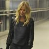 Sienna Miller adopte un look de motarde chic à Heathrow. Eh oui, elle prend l'avion mais n'oublie pas son sens du style.