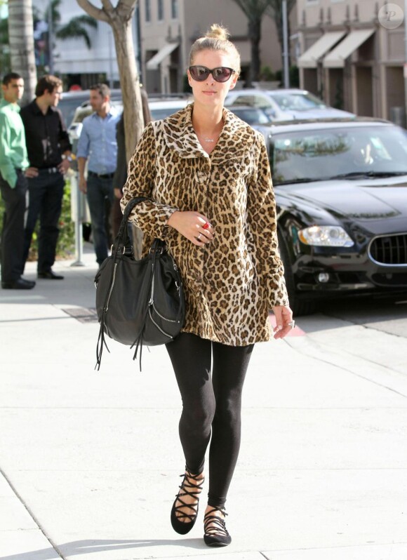 Nicky Hilton adopte toutes les tendances : le chignon de danseuse, le manteau léopard, le sac rock et les ballerines plates à lanières. Cette fille-là a au moins quelque chose de plus que sa soeur : du style !