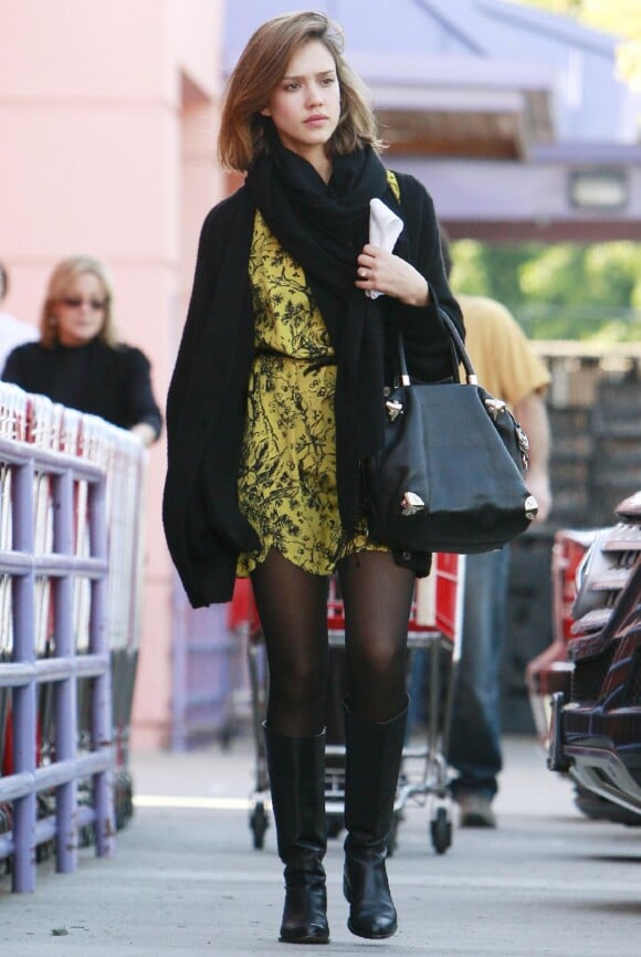 Jessica Alba n'a pas peur des couleurs en plein hiver. Avec un joli mélange de noir et jaune, la star peaufine son look de rue avec un sac griffé et des cavalières. Parfait