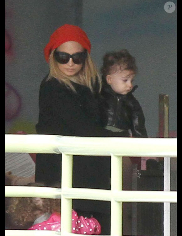 Nicole Richie emmène ses enfants Harlow et Sparrow dans une salle de jeux à Los Angeles le 3 janvier 2011