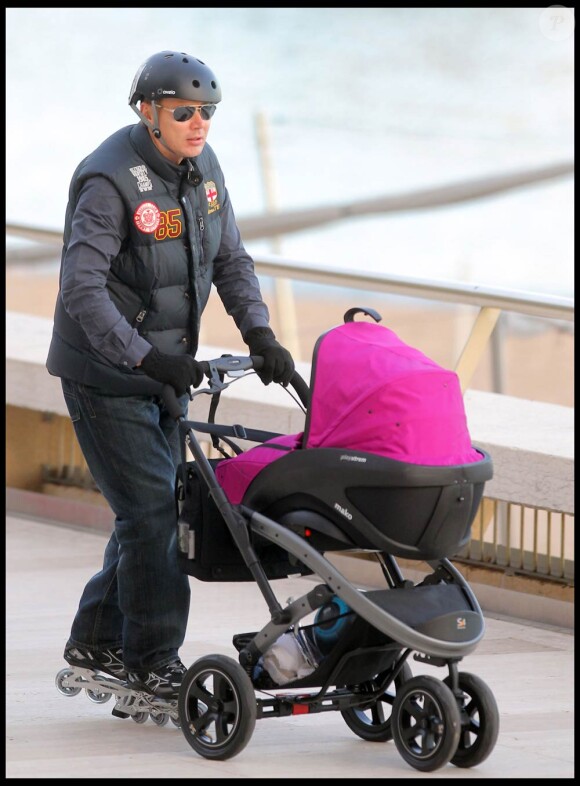 L'ancien champion du monde de F1 Mika Häkkinen, avec sa fiancée Marketa Kromatova et ses enfants Aina Julia, Hugo Ronan et Ella, dans les rues de Nice, le 12 janvier 2011.
