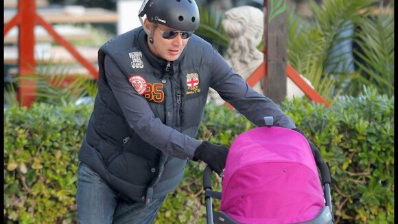 Mika Häkkinen, avec fiancée et enfants, a une drôle façon de promener son bébé !