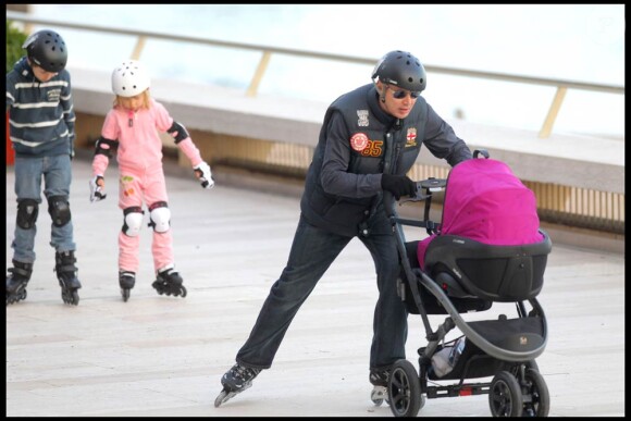 L'ancien champion du monde de F1 Mika Häkkinen, avec sa fiancée Marketa Kromatova et ses enfants Aina Julia, Hugo Ronan et Ella, dans les rues de Nice, le 12 janvier 2011.