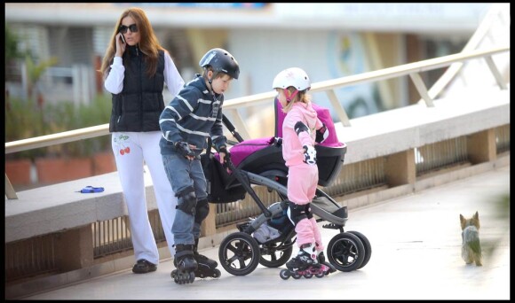 L'ancien champion du monde de F1 Mika Häkkinen, avec sa fiancée Marketa Kromatova et ses enfants Aina Julia, Hugo Ronan et Ella, dans les rues de Nice, le 12 janvier 2011.