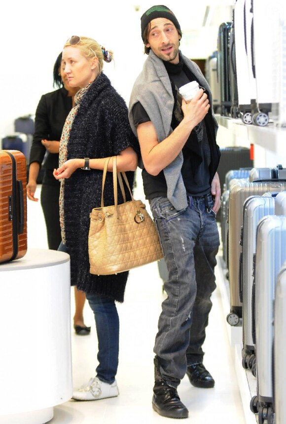 Adrien Brody fait du shopping à Los Angeles, le 12 janvier 2011.