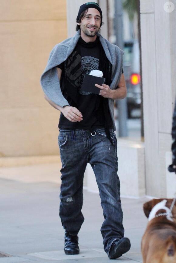 Adrien Brody fait du shopping à Los Angeles, le 12 janvier 2011.