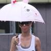 En tenue de sport Katy Perry conserve son sens de l'humeur avec un parapluie à tête de chat.