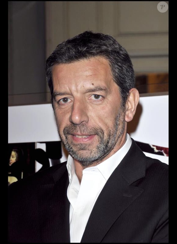 Michel Cymes révèle dans une interview qu'il exerce toujours en tant que médecin dans un hôpital parisien.
