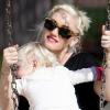 Gwen Stefani fait de la balançoire et passe l'après-midi avec le cadet de ses fils, Zuma, deux ans et demi, samedi 8 janvier à Los Angeles.