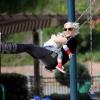 Gwen Stefani fait de la balançoire et passe l'après-midi avec le cadet de ses fils, Zuma, deux ans et demi, samedi 8 janvier à Los Angeles.