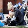 Gwen Stefani fait de la balançoire et passe l'après-midi avec le cadet de ses fils, Zuma, deux ans et demi, samedi 8 janvier à Los Angeles.