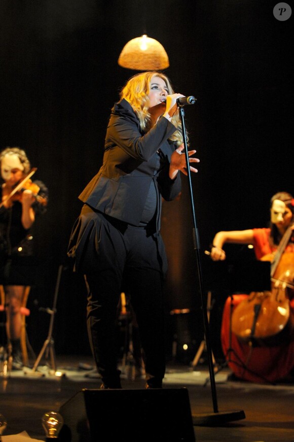 Julie Zenatti sur scène en novembre 2010