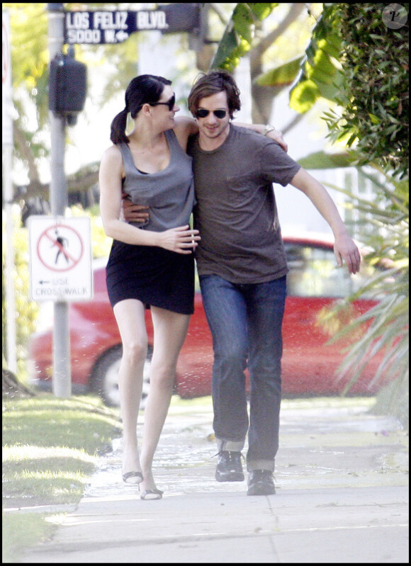 Paget Brewster et son chéri Steve Damstra en promenade (15 janvier 2011 à Los Angeles)