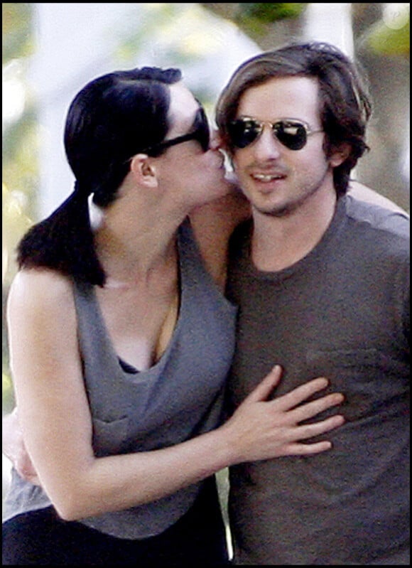 Paget Brewster et son chéri Steve Damstra en promenade (15 janvier 2011 à Los Angeles)