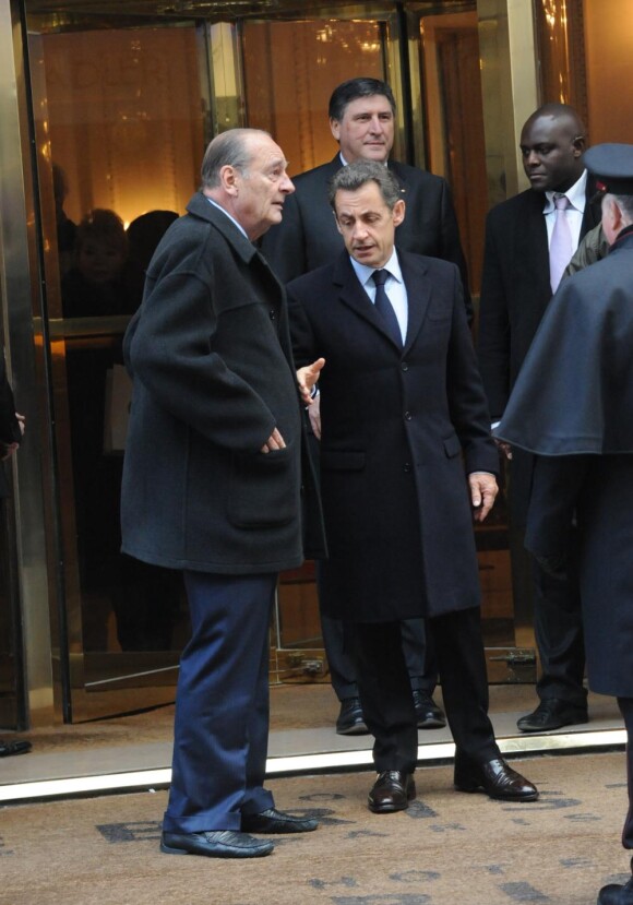 Nicolas Sarkozy et Jacques Chirac déjeunent ensemble à l'Hôtel Bristol, le 21 janvier 2011. Nico tente de serrer la main à Jacquot, qui le snobe !
